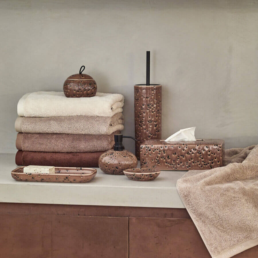 Aquanova Ugo modernes Badaccessoires-Set in warmem Camelbraun: Set für ein gemütliches und stilvolles Badezimmer.