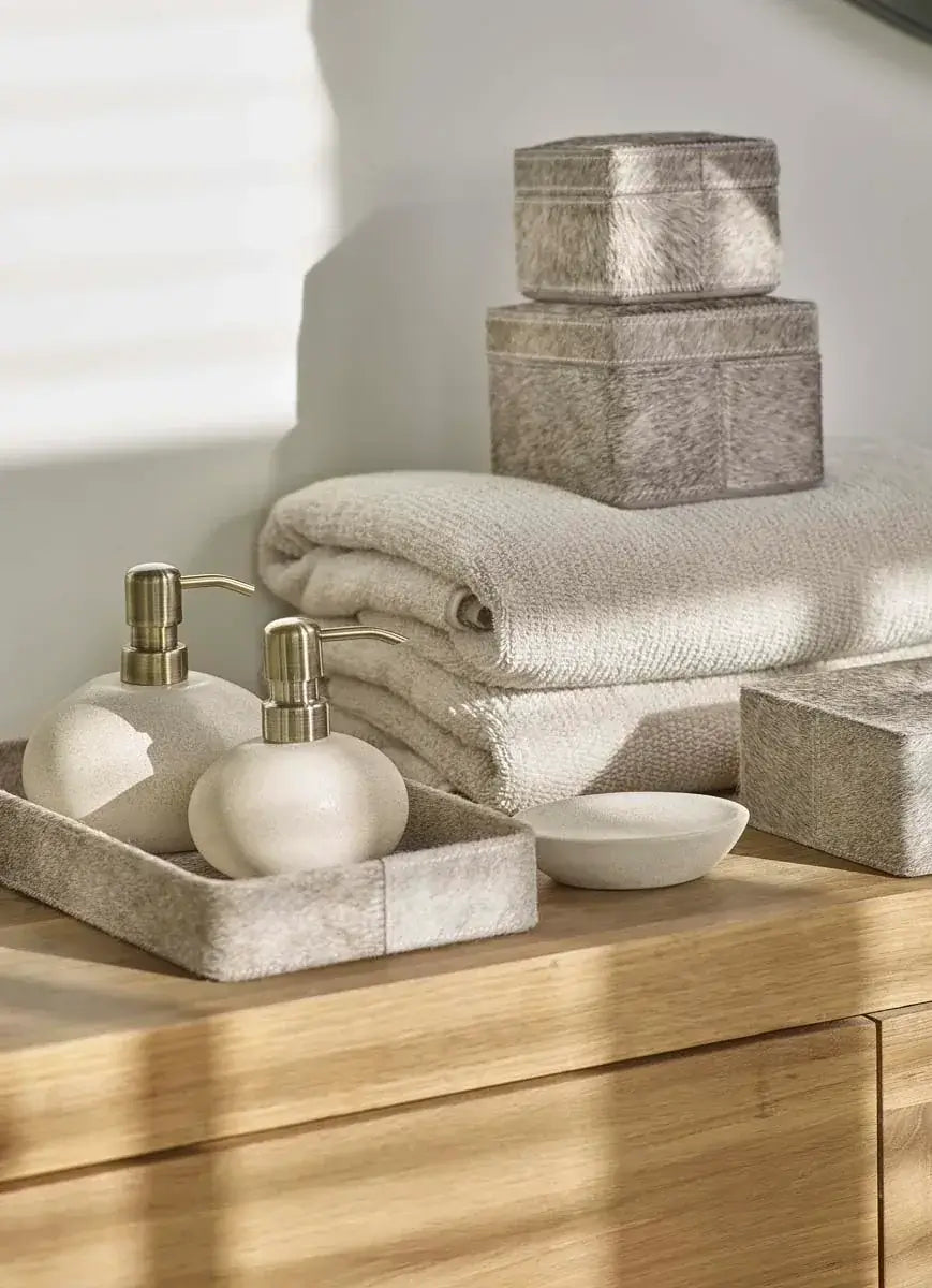 Badaccessoires der Serie Ugo von Aquanova in Sand Beige – moderne Badezimmeraccessoires mit edler Oberfläche aus Java-Leder