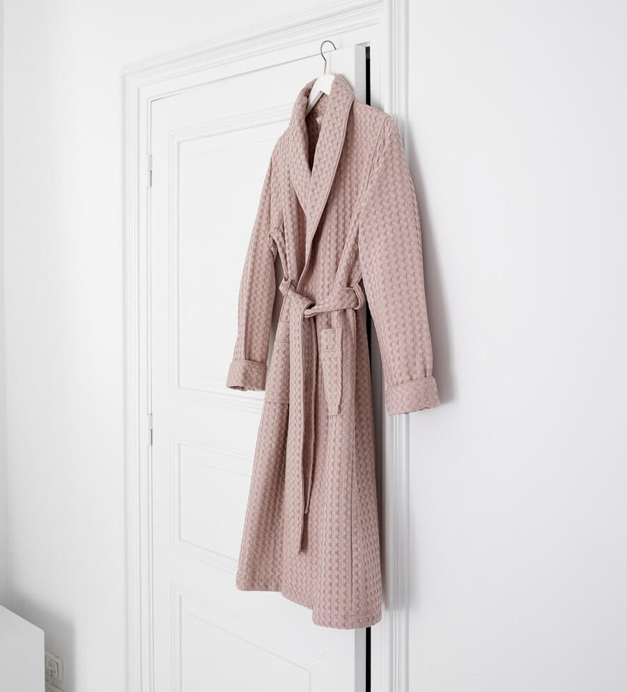 Aquanova Viggo Bademantel mit Waffelmuster in Dusty Pink: Leichter Bademantel in zartem Altrosa für Damen.