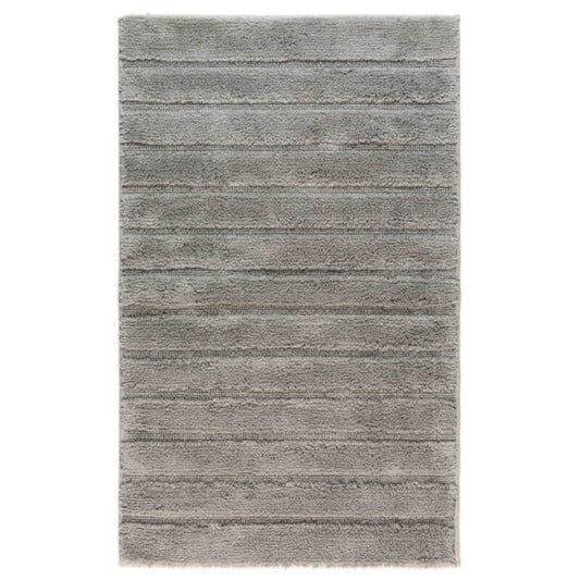 Große Badematte California in modernem Slatgrey, aus Baumwolle mit weichen Hoch-Tief-Streifen und rutschfester Unterseite.