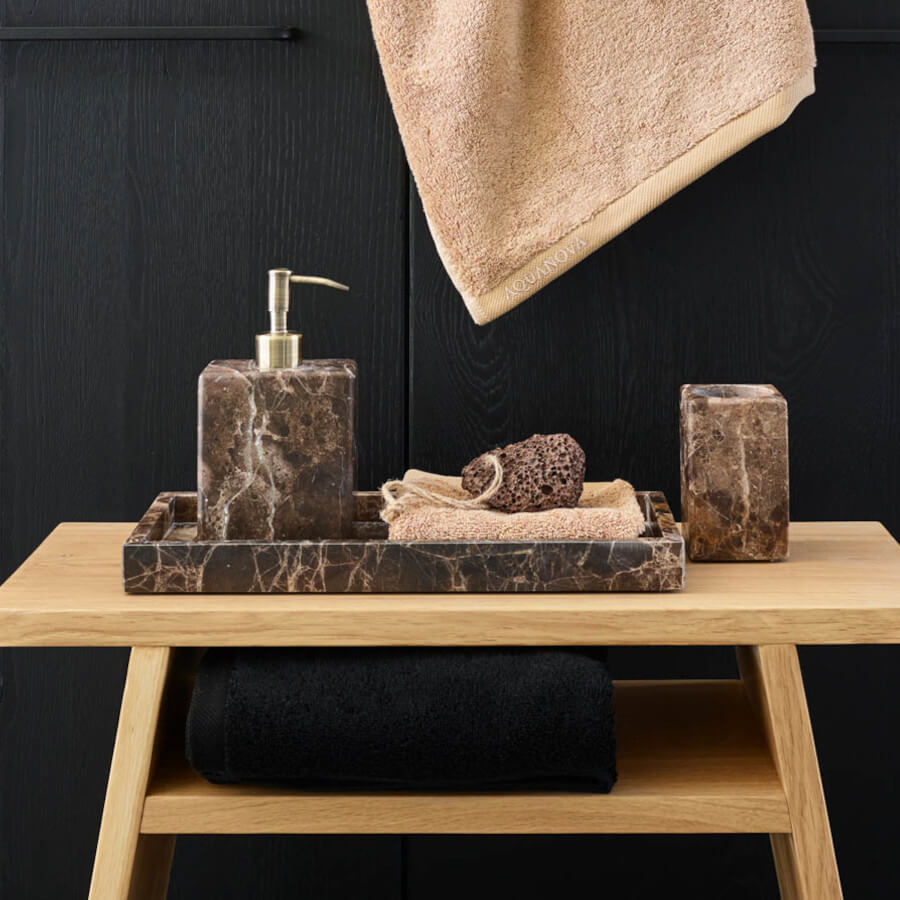 Hochwertige und ausgefallene Badaccessoires aus Marmor: Die Badaccessoires "Hammam" von Aquanova aus braunem Marmor mit Goldakzenten sind ein luxuriöser Blickfang.