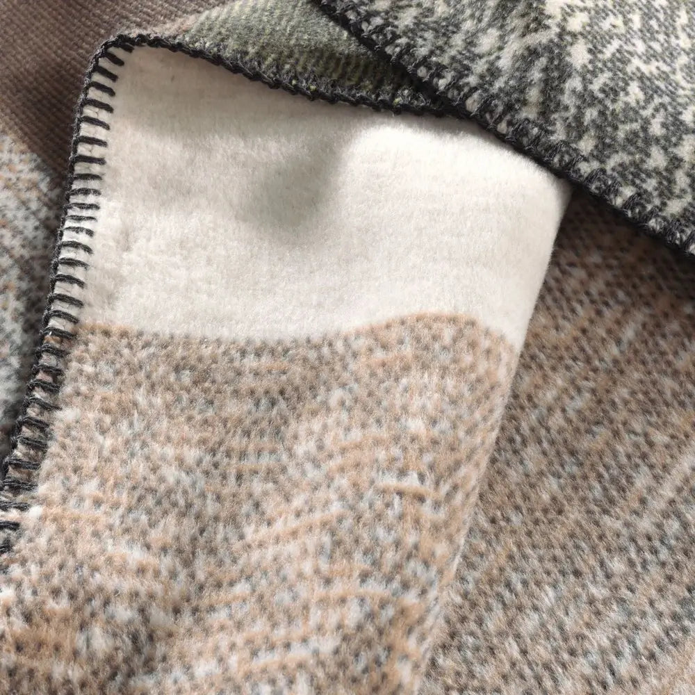 Kuscheldecke Nordic Rock als kuschelige Sofadecke in Naturtönen im Wohnzimmer