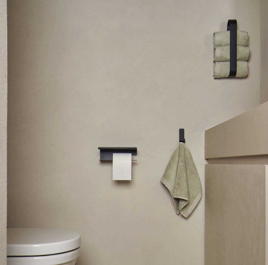 Hochwertige matt-schwarze Badaccessoires für ein modernes Badezimmerdesign.