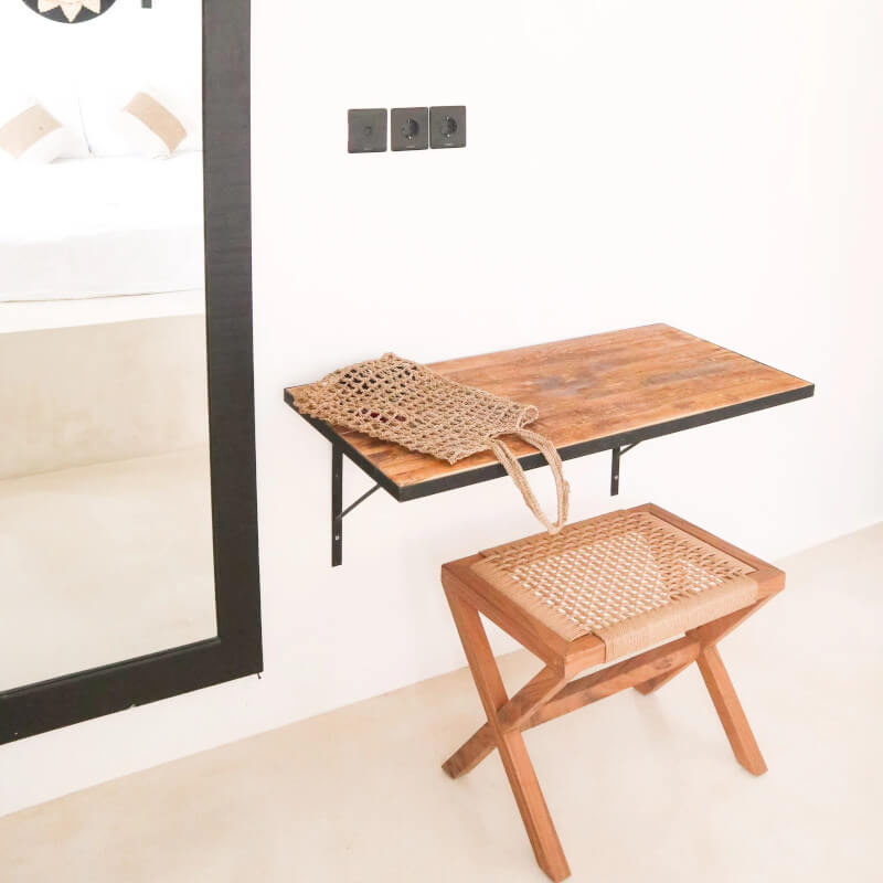 Moderner Sitzhocker "Indra": Der Holzhocker mit Geflecht-Sitzfläche ist ein stilvoller Hocker.