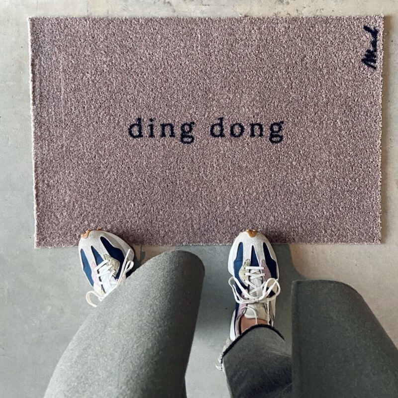 Pflegeleichter, rutschfester Türvorleger mit Schriftzug "Ding Dong" in Braun, Modell Anna von Mad About Mats.