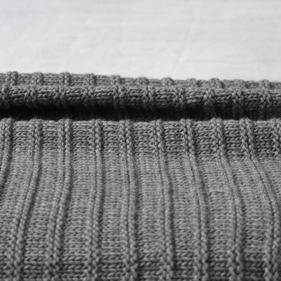 Strick-Plaid in Dunkelbraun: Das Strick-Plaid "Bergen" in Dunkelbraun ist ein stilvoller und wärmender Überwurf.