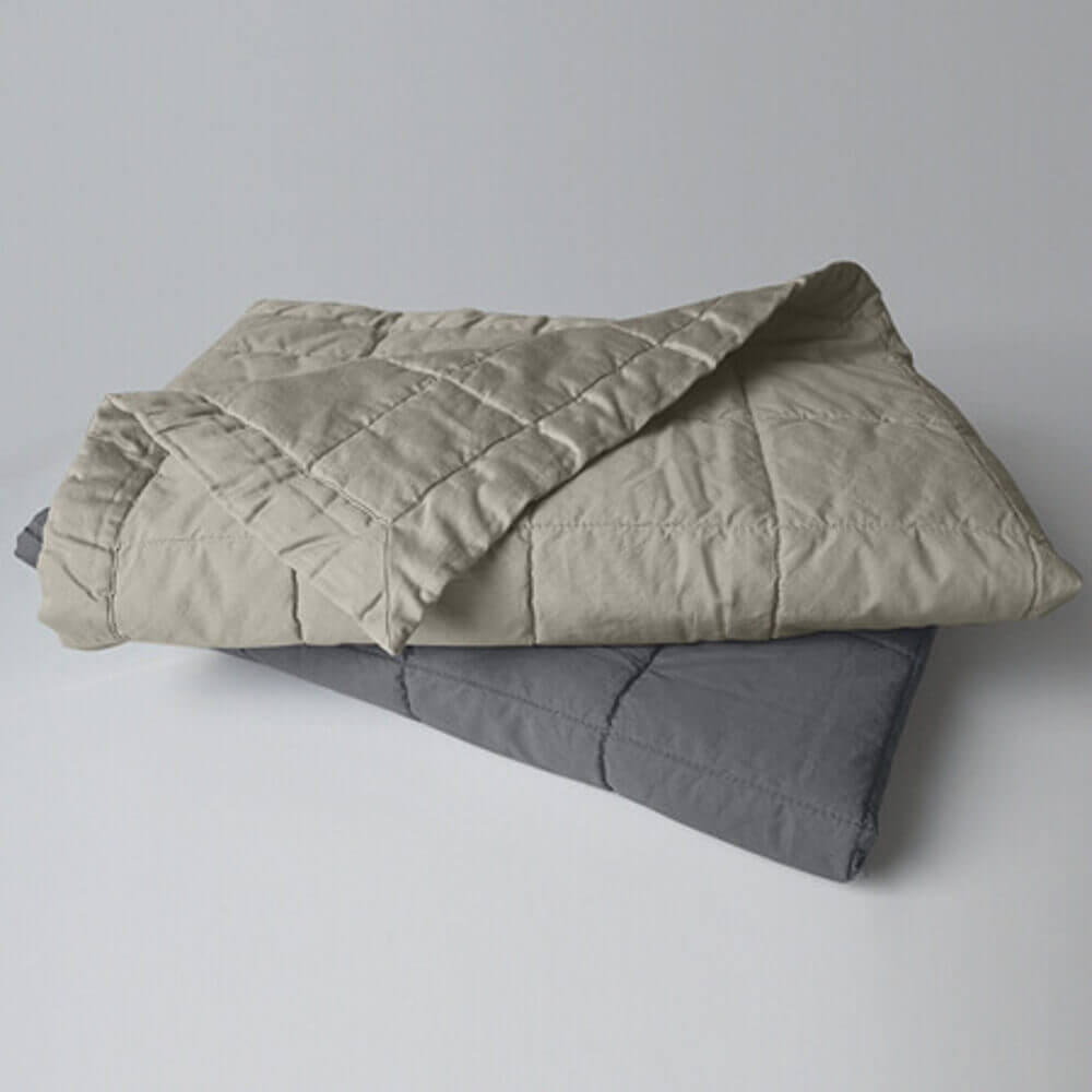 Stilvolle Ergänzung für Ihr Schlafzimmer: Die Tagesdecke für Betten, abgesteppt, Bettüberwürfe Kahle Mira mit Kissen, ist nicht nur ein praktischer Bettüberwurf, sondern auch ein stilvolles Accessoire für Ihr Schlafzimmer.