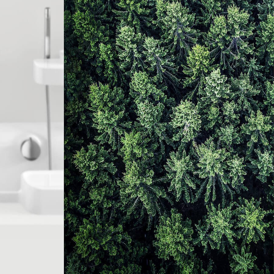 Waschbarer Textilduschvorhang mit grünem Waldmotiv, Modell Forrest Grund.