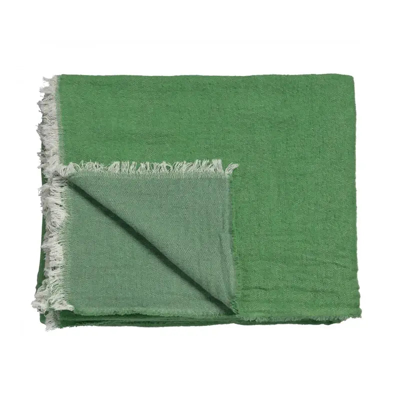 Wohndecke Home 83 in Olivgrün, gefaltetes Plaid mit hellerer grüner Rückseite, feiner Webstruktur und hellen Fransen