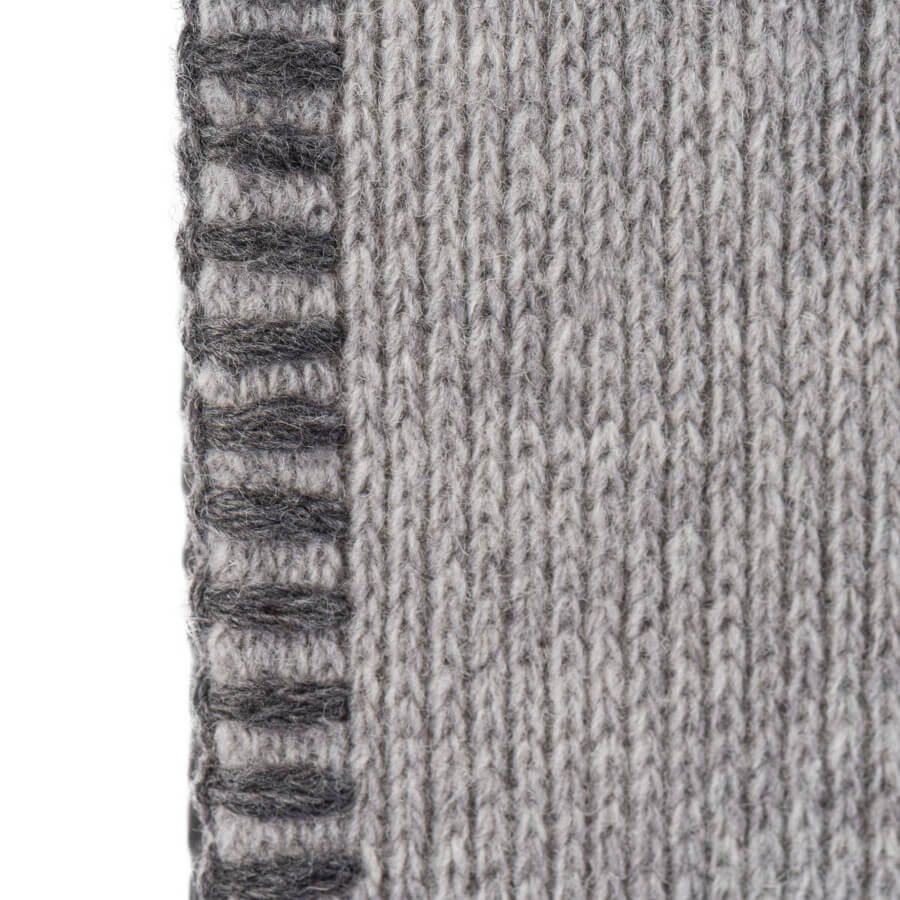 Wollplaid mit Zierstich in Grau-Dunkelgrau: Das Wollplaid "Glasgow" mit Zierstich ist ein stilvoller Überwurf für Sofa und Bett.