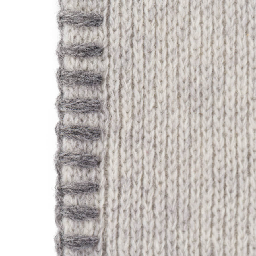 Wollplaid mit Zierstich in Marmor-Grau: Das Wollplaid "Glasgow" mit Zierstich ist ein stilvoller Überwurf für Sofa und Bett.