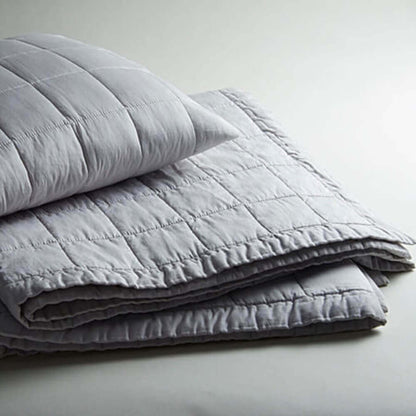Eine abgesteppte Tagesdecke aus Satin-Baumwolle, ein hochwertiger Bettüberwurf, Modell Mira Otrica von Evelyn Kahle, für ein elegantes Schlafzimmer.
