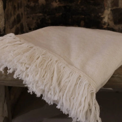 alpaka-decke-plaid-mit-fransen-hamburg-passion-for-linen-offwhite-creme