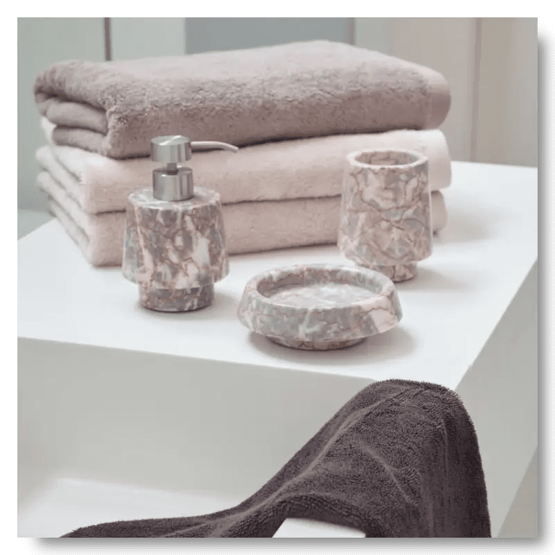 Elegante Badaccessoires aus Marmor, Seifenspender und weiche Handtücher, für eine luxuriöse Badezimmerdekoration