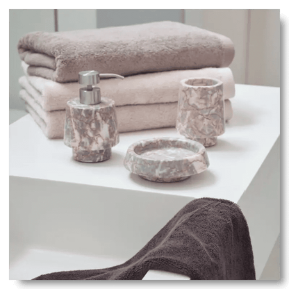 Elegante Badaccessoires aus Marmor, Seifenspender und weiche Handtücher, für eine luxuriöse Badezimmerdekoration