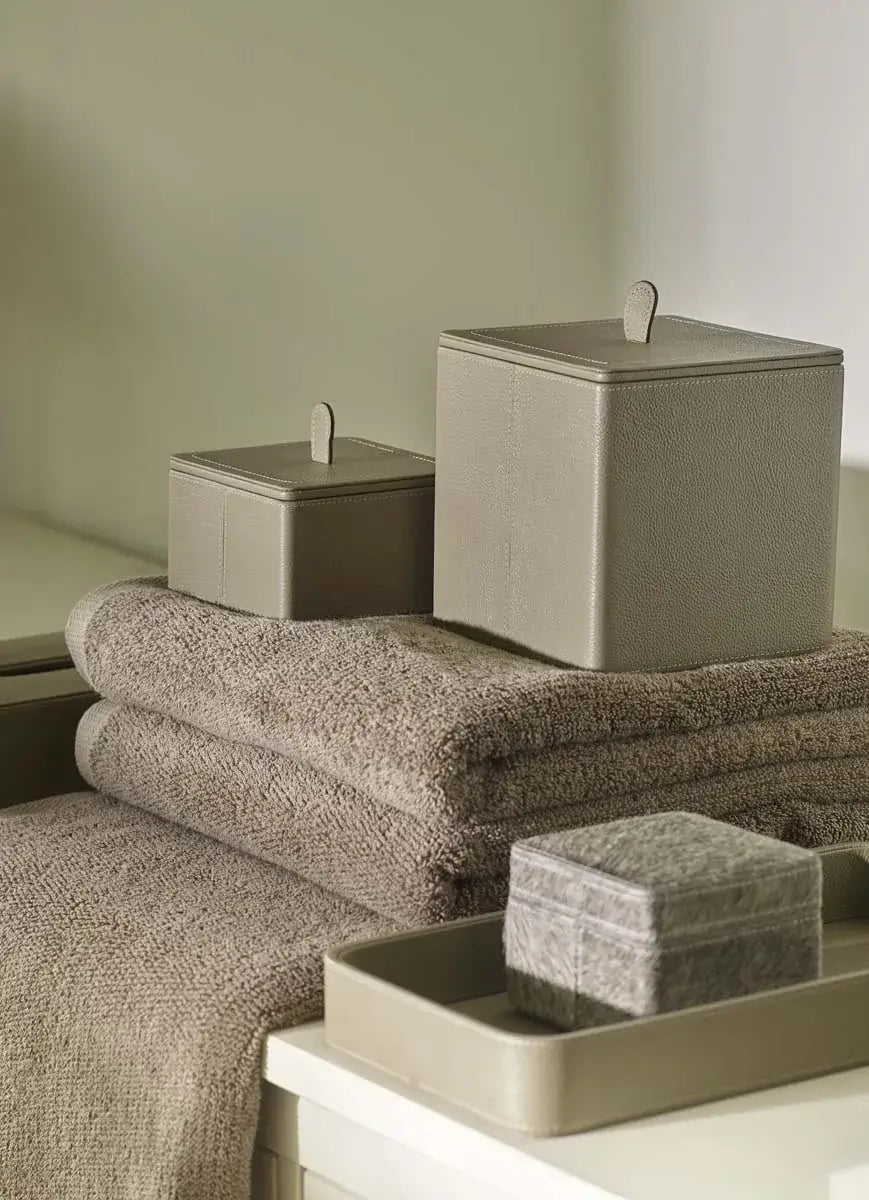 Hochwertige Aufbewahrungsboxen Lotis von Aquanova aus Leder in Taupe – elegante Ordnungsboxen für Kosmetik und Badaccessoires im Badezimmer