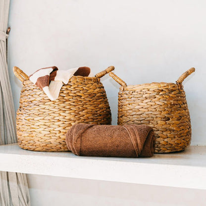 Runder Aufbewahrungskorb aus Wasserhyazinthe – geflochten mit Griffen im Boho Style – Modell Citra