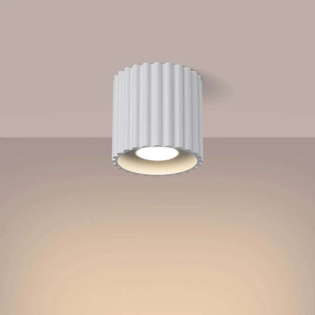 Weiße 1-flammige Deckenleuchte Aura 1 mit GU10-Fassung und eingeschaltetem Licht in modernem Design