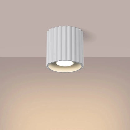 Weiße 1-flammige Deckenleuchte Aura 1 mit GU10-Fassung und eingeschaltetem Licht in modernem Design