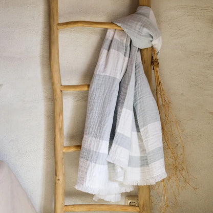 Ausgefallener Überwurf 'Portofino' von Passion for Linen in Blau und Weiß, mit modernen Fransen, ideal als stilvolle Wohndecke für Sofa oder Bett
