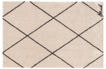 Beige Badezimmermatte, modern gemustert und rutschfest.