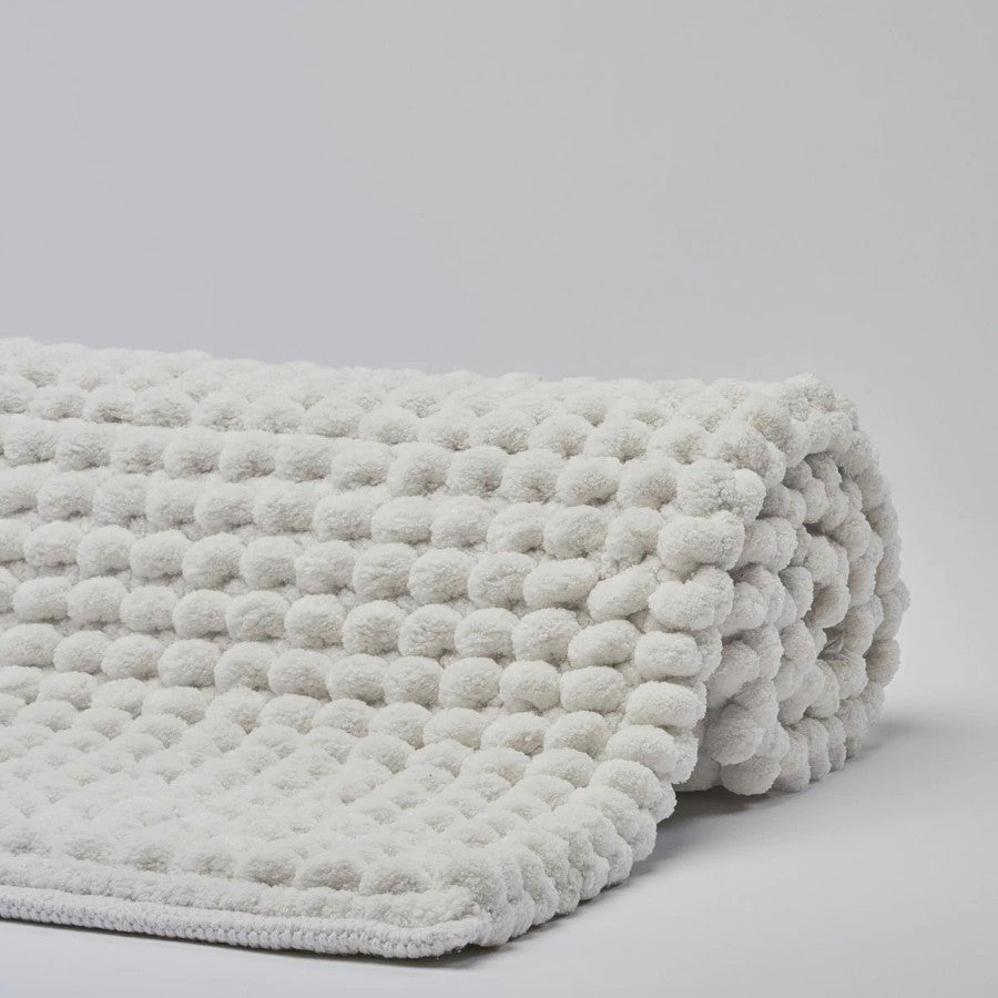 Badezimmerteppich in Creme-Weiß (Salt): Der ausgefallene und weiche Badteppich "Axel" von Aquanova ist ein hochwertiges Badaccessoire.