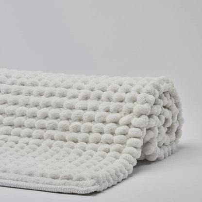 Badezimmerteppich in Creme-Weiß (Salt): Der ausgefallene und weiche Badteppich "Axel" von Aquanova ist ein hochwertiges Badaccessoire.