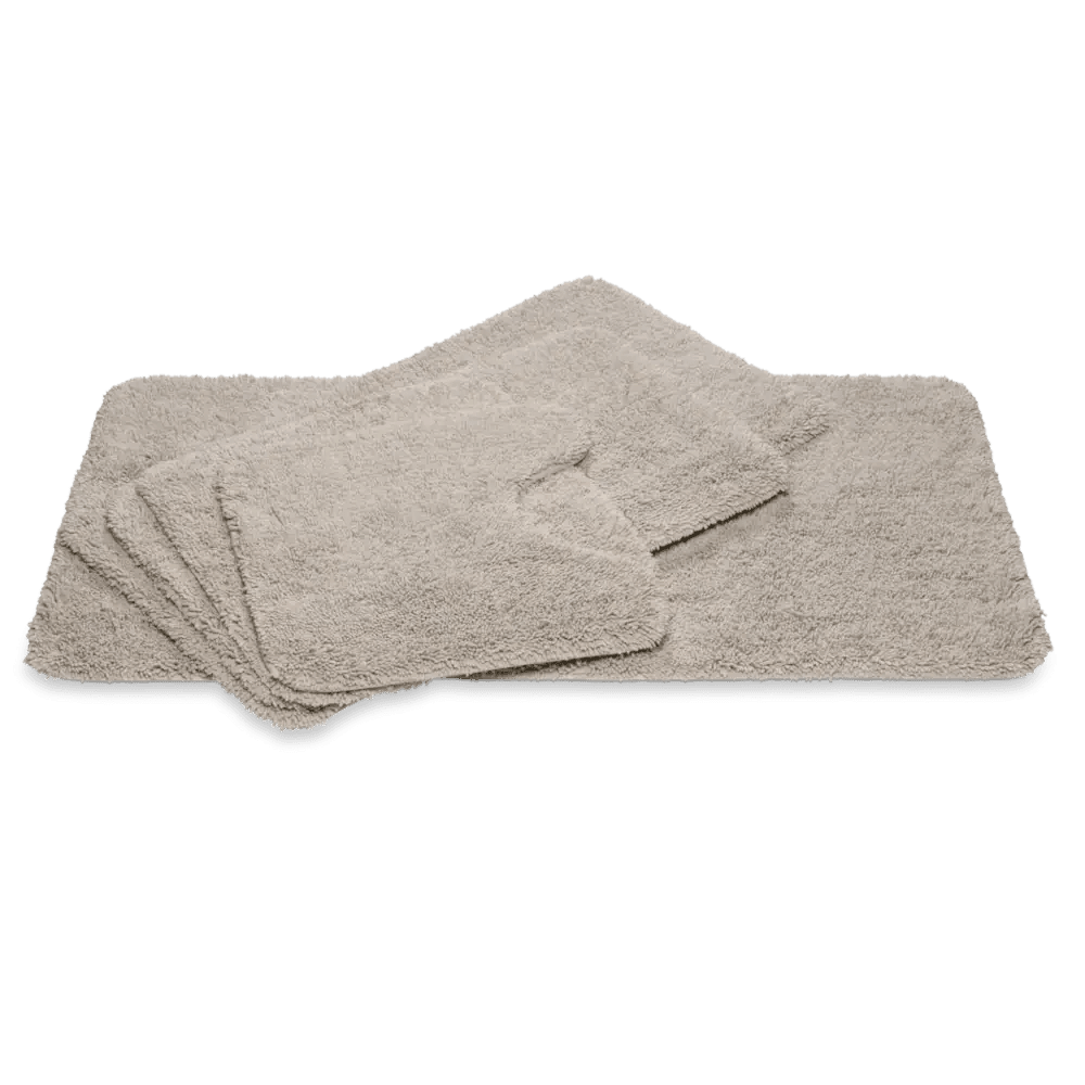 Weicher Badteppich Ranger in Stone Greige von Vandyck mit Schlingenoptik und rutschfester Unterseite für ein modernes Badezimmer.
