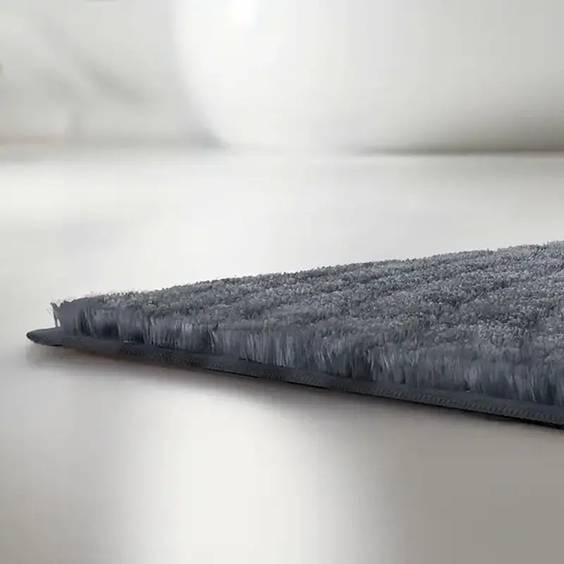 Badezimmerteppich Caffi in Anthrazit – Detailansicht weicher Hochflor-Badematte

