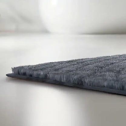 Badezimmerteppich Caffi in Anthrazit – Detailansicht weicher Hochflor-Badematte
