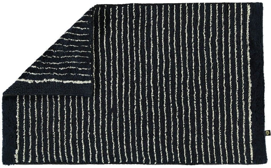 Badezimmerteppich "Lin" in Schwarz: Grafische Eleganz für Ihr Badezimmer – dieser gestreifte Badezimmerteppich in Schwarz setzt stilvolle Akzente.
