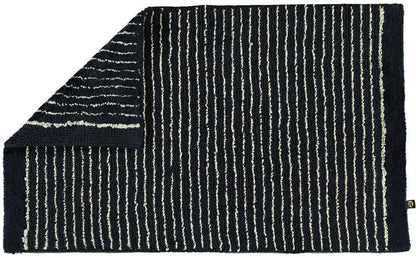 Badezimmerteppich "Lin" in Schwarz: Grafische Eleganz für Ihr Badezimmer – dieser gestreifte Badezimmerteppich in Schwarz setzt stilvolle Akzente.