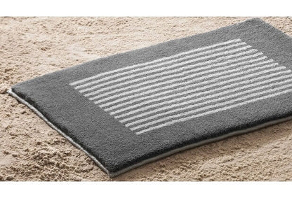 Badezimmerteppiche Linea von Rhomtuft, Maßanfertigung, modern: Klare Linien für Ihr Badezimmer – diese maßgefertigten Badezimmerteppiche von Rhomtuft mit Linea-Muster sind ein modernes Highlight.
