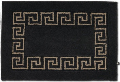 Badteppich Mäander von Rhomtuft in Schwarz und Kastanie als Maßanfertigung – hochwertig und individuell für ein modernes Badezimmer.