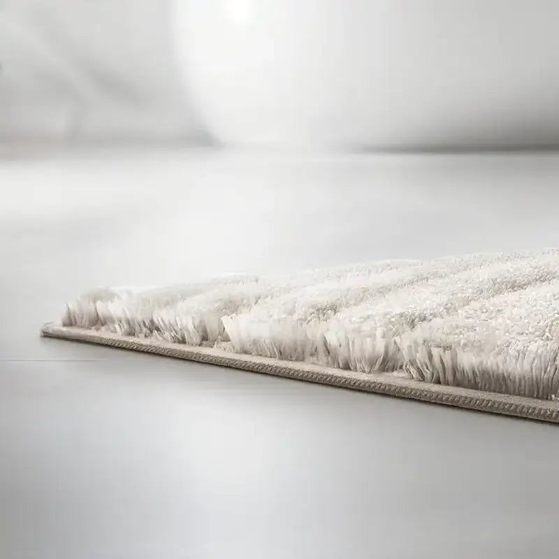 Badteppich Caffi in Natur – Detailansicht weicher Hochflor-Badematte
