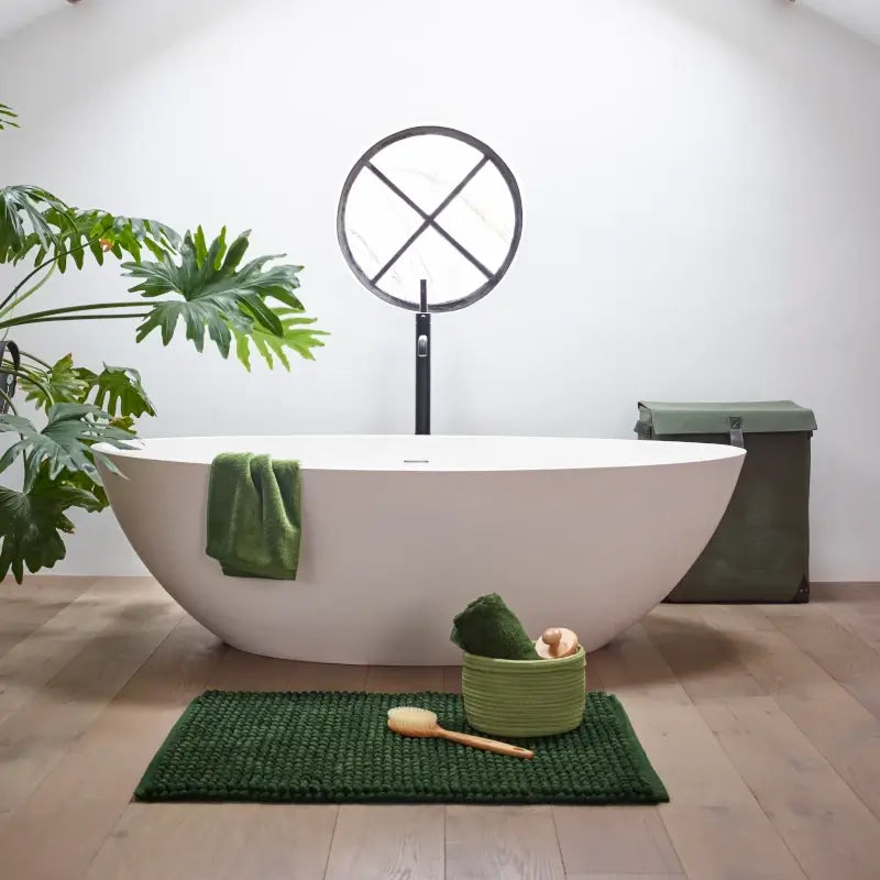 Badteppich in passender Größe vor Badewanne im modernen Badezimmer