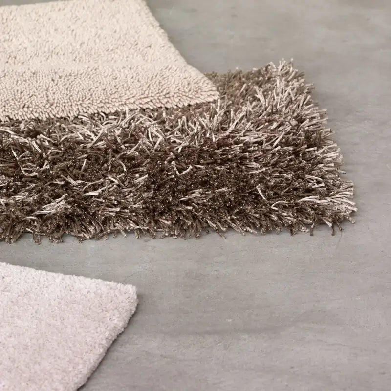 Vergleich von Badteppichen aus Polyester und Baumwolle – Unterschiede in Material, Weichheit und Pflege für die Wahl des idealen Badezimmerteppichs