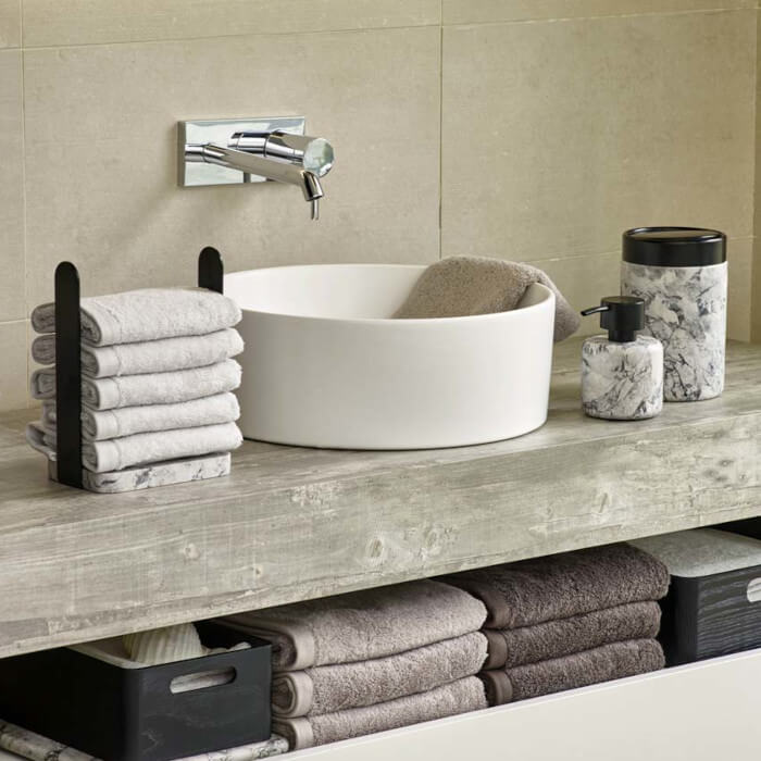 Weißer Marmor Gästehandtuchhalter und Tischeimer Nero im luxuriösen Badezimmer