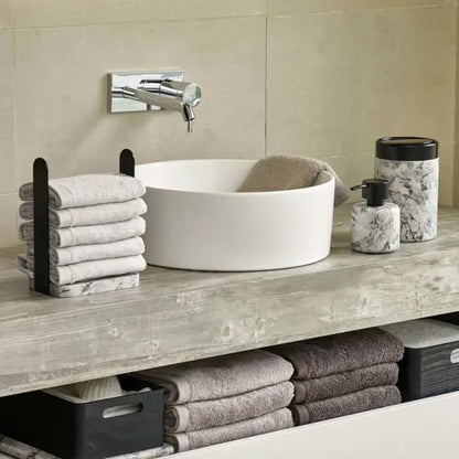 Weißer Marmor Gästehandtuchhalter und Tischeimer Nero im luxuriösen Badezimmer