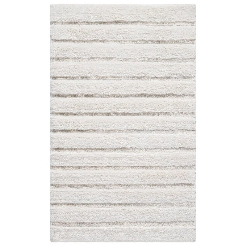 Baumwoll-Badteppich California in elegantem Ivory, mit weichen Hoch-Tief-Streifen und rutschfester Unterseite für Komfort und Sicherheit.