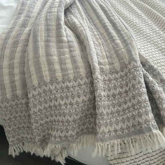 Baumwoll-Plaid in Natur Grau mit Struktur und Bordüre – weiche und stilvolle Wohndecke für ein gemütliches Zuhause.