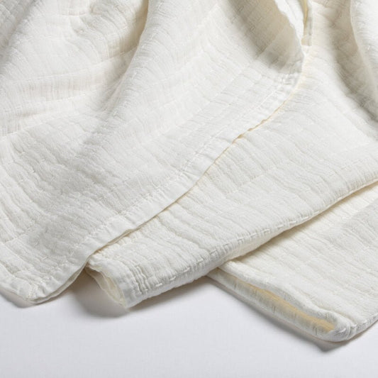 Baumwoll-Tagesdecke "Padua" von Evelyn Kahle: Der Bettüberwurf in Offwhite mit Ziernaht im Knitter-Look ist eine stilvolle Tagesdecke.