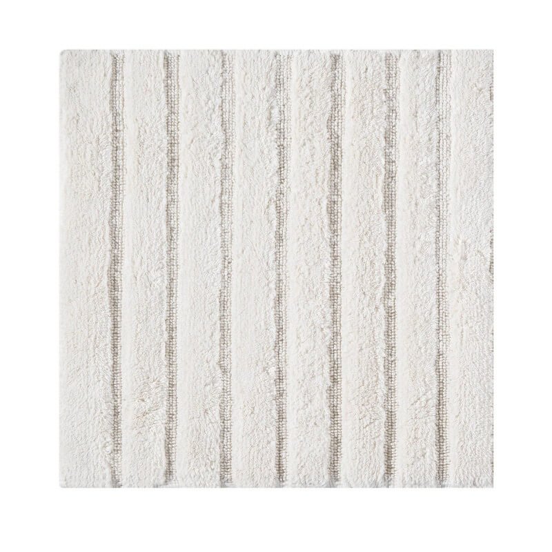Baumwoll-Vorleger California 60x60cm in elegantem Ivory, mit weichen Hoch-Tief-Streifen und rutschfester Unterseite.