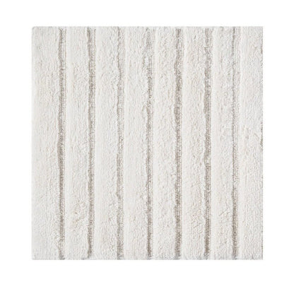 Baumwoll-Vorleger California 60x60cm in elegantem Ivory, mit weichen Hoch-Tief-Streifen und rutschfester Unterseite.