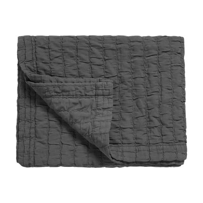 Tagesdecke Vandyck Pure 64 in Anthrazit, 260 × 260 cm, gefaltet mit quadratischer Steppung und umgeschlagener Ecke
