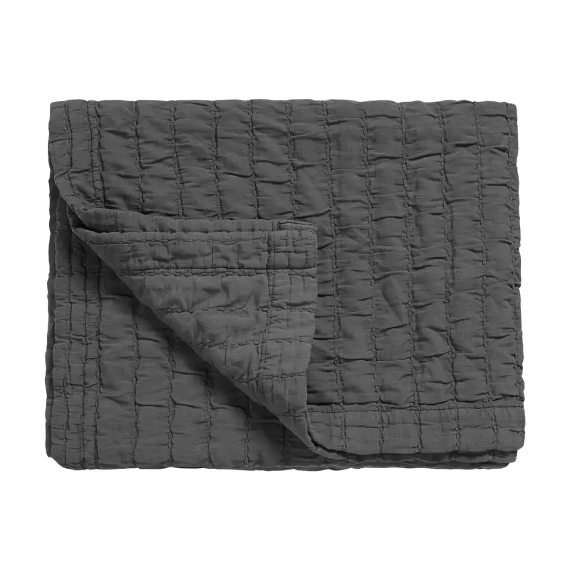 Tagesdecke Vandyck Pure 64 in Anthrazit, 260 × 260 cm, gefaltet mit quadratischer Steppung und umgeschlagener Ecke
