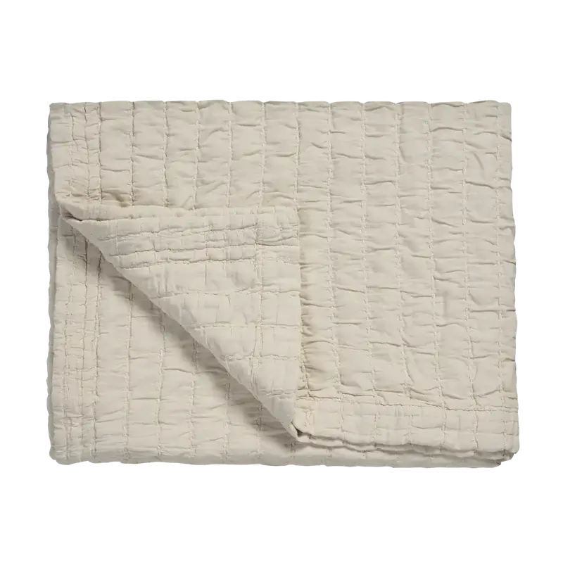 Tagesdecke Vandyck Pure 64 in Creme, 180 × 260 cm, gefaltet mit quadratischer Steppung und umgeschlagener Ecke
