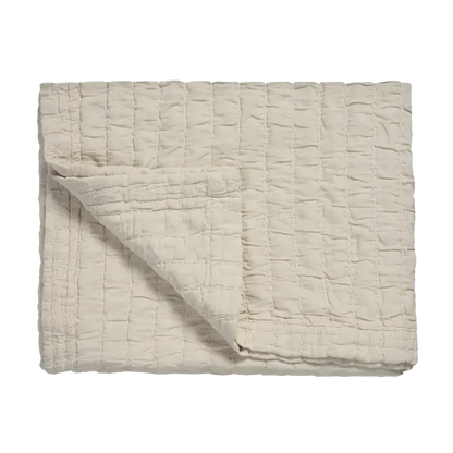 Tagesdecke Vandyck Pure 64 in Creme, 180 × 260 cm, gefaltet mit quadratischer Steppung und umgeschlagener Ecke
