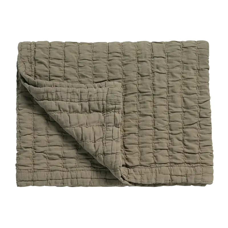 Tagesdecke Vandyck Pure 64 in Taupe, 260 × 260 cm, gefaltet mit quadratischer Steppung und umgeschlagener Ecke
