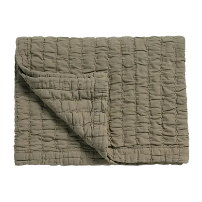 Tagesdecke Vandyck Pure 64 in Taupe, 260 × 260 cm, gefaltet mit quadratischer Steppung und umgeschlagener Ecke
